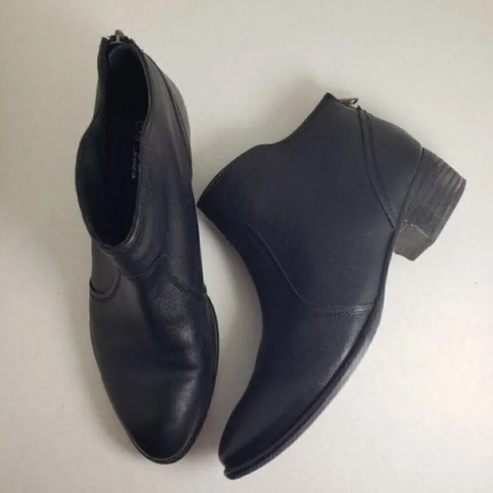 Seychelles Black Closed Toe Zip Booties Sz 10